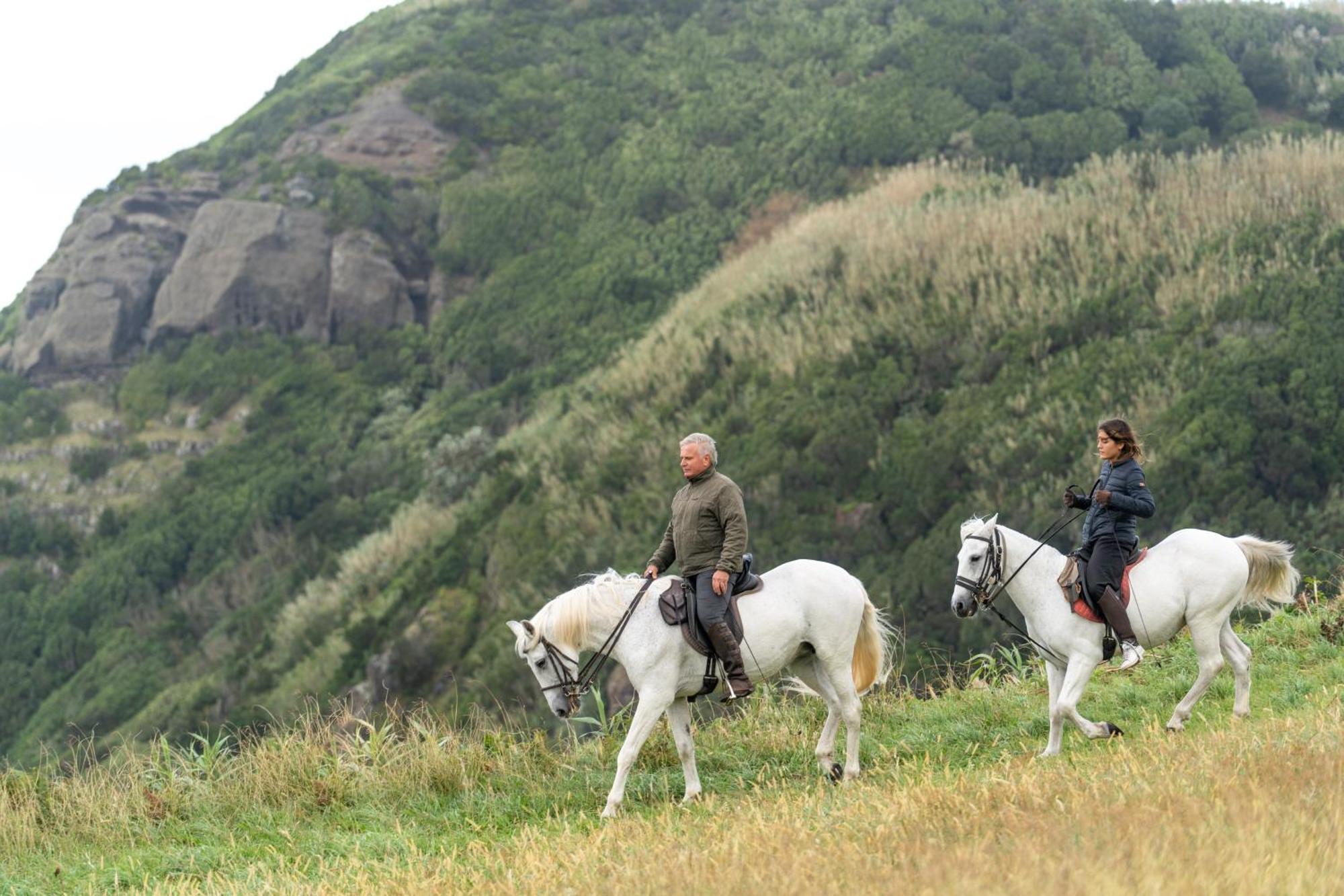 Sensi Azores Nature And Spa Ginetes Exterior photo Horse riding in the park