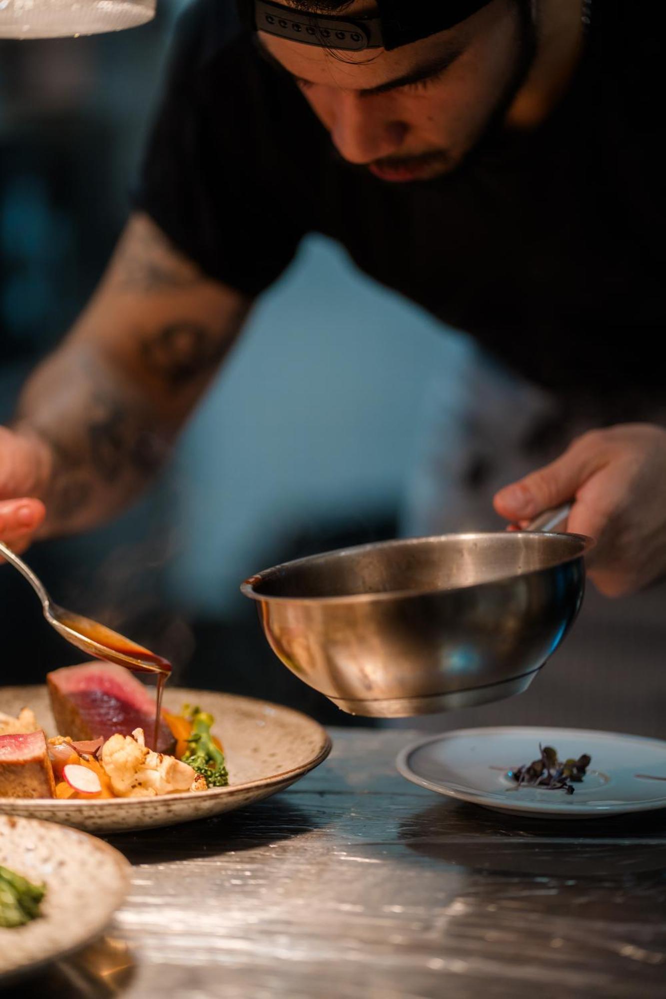 Sensi Azores Nature And Spa Ginetes Exterior photo A chef preparing a sauce