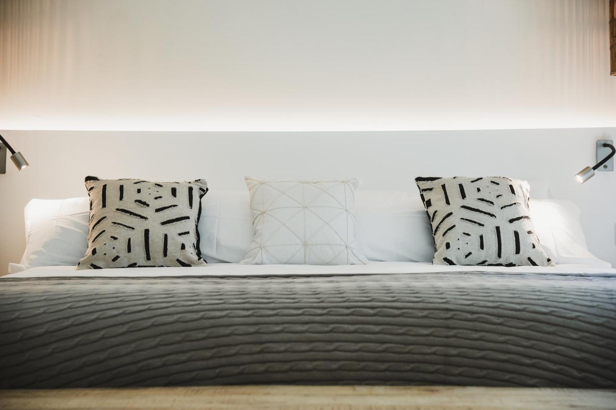 Sensi Azores Nature And Spa Ginetes Room photo A bed with cushions