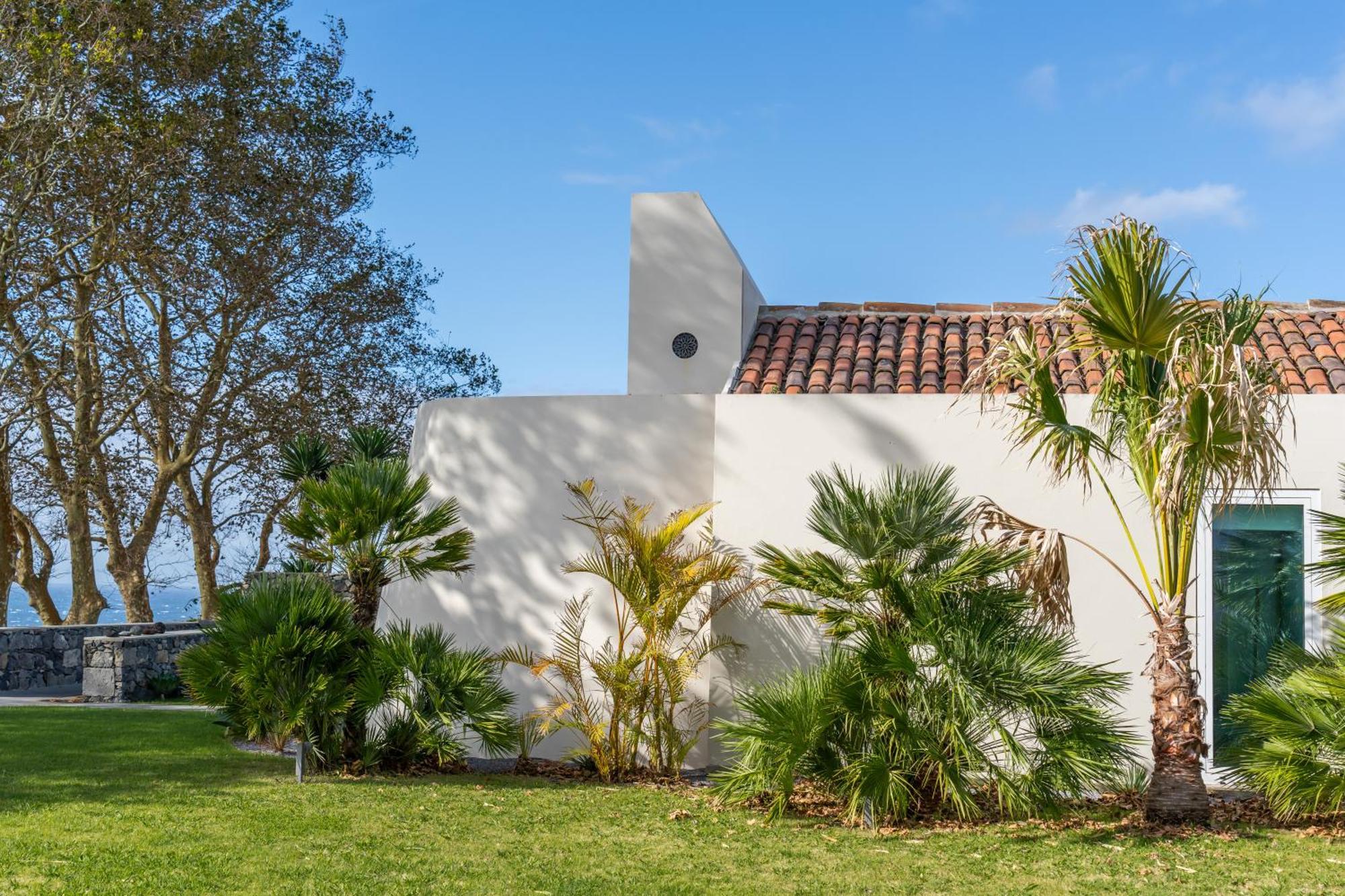 Sensi Azores Nature And Spa Ginetes Room photo The house of the artist in 2019